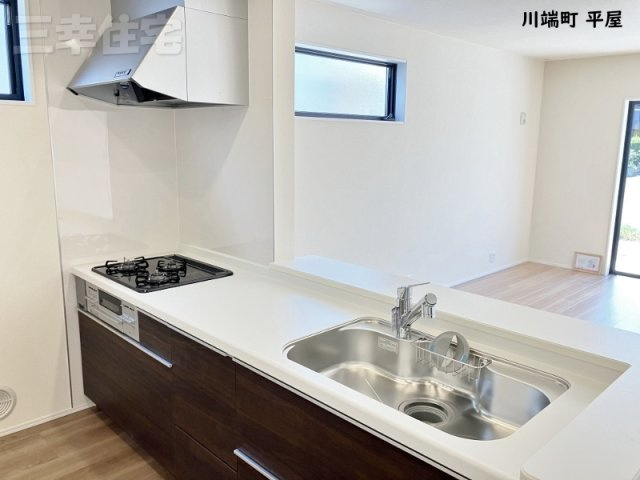 碧南市川端町のキッチン|キッチンから暖かな陽が差しこむリビングに向かってご家族の笑顔を見ながらお料理できる対面キッチンです♪