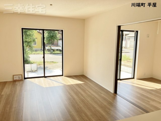 碧南市川端町の居間・リビング|16帖のリビングは4.8帖の洋室と続き間になって20.8帖の広々とした大空間に