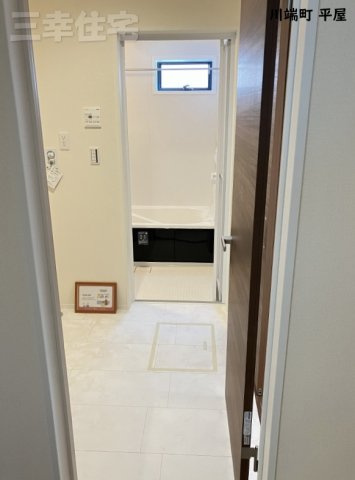 碧南市川端町のその他|玄関からもキッチンからも、どちらからも行ける洗面室。ママ目線の便利な導線を実現しています！