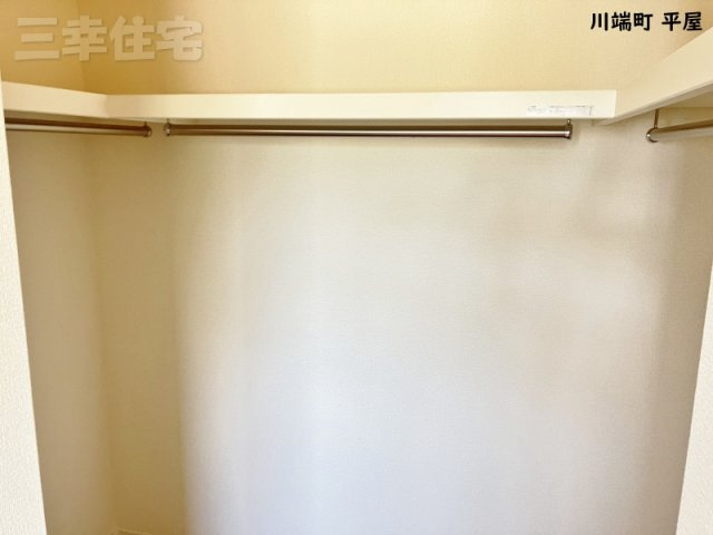 碧南市川端町の収納|主寝室のウォークインクローゼットには扉がありません。荷物の出し入れにわずらわしさが軽減されます