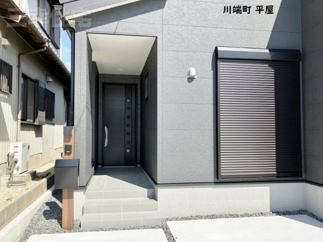 碧南市川端町の玄関|玄関の鍵はスマートキー、リビングにはシャッターも付いていて防犯対策も安心ですね