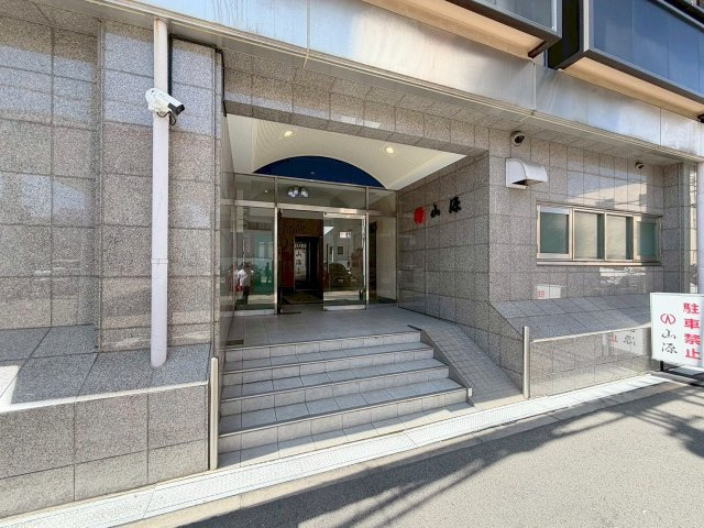 山源ハイツのエントランス