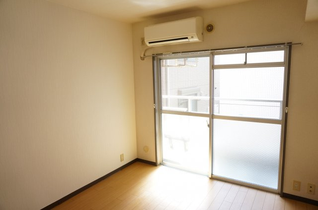 ハイネス丸友の洋室|優しく光がはいります
前回募集時の写真です
