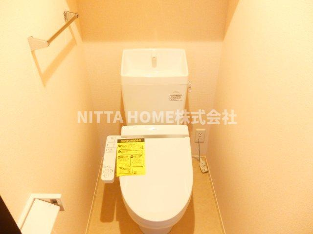 ロイヤルタウン篠山口　B棟のトイレ|ウォシュレットも付いています◎