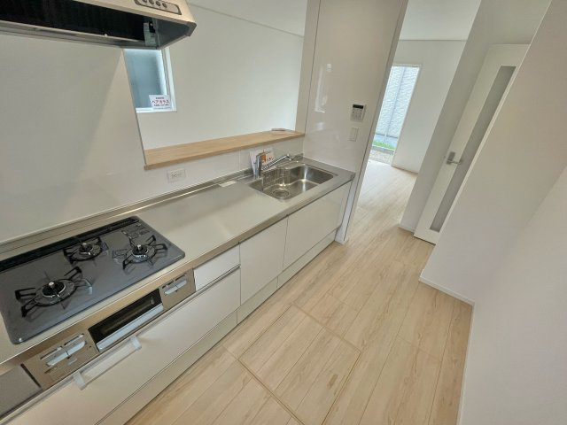 【新築戸建て】由利本荘市大鍬町第3　2号棟のキッチン|リビングを見渡せる対面キッチンで、家族との会話も弾む♪