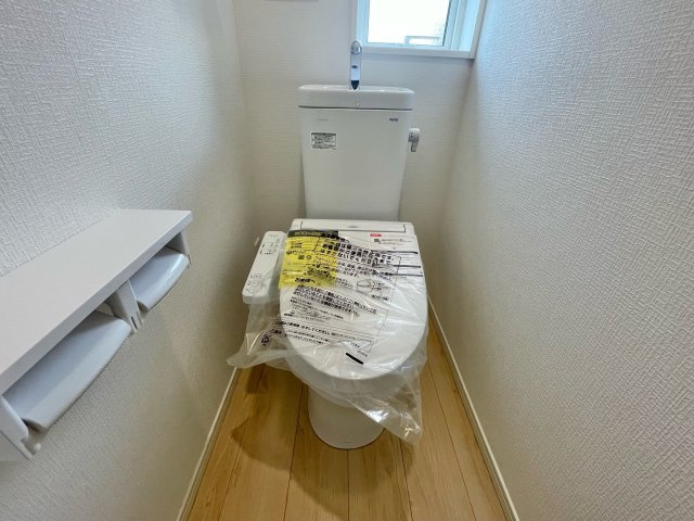 【新築戸建て】由利本荘市大鍬町第3　2号棟のトイレ|1階・2階にトイレを設置。家族の生活リズムに合わせて使えて、プライバシーにも配慮◎
