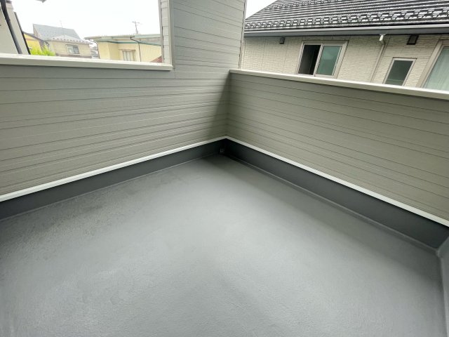 【新築戸建て】由利本荘市大鍬町第3　2号棟のバルコニー|開放感あふれるバルコニー、コンセント完備でアウトドアの楽しみ方が広がります♪