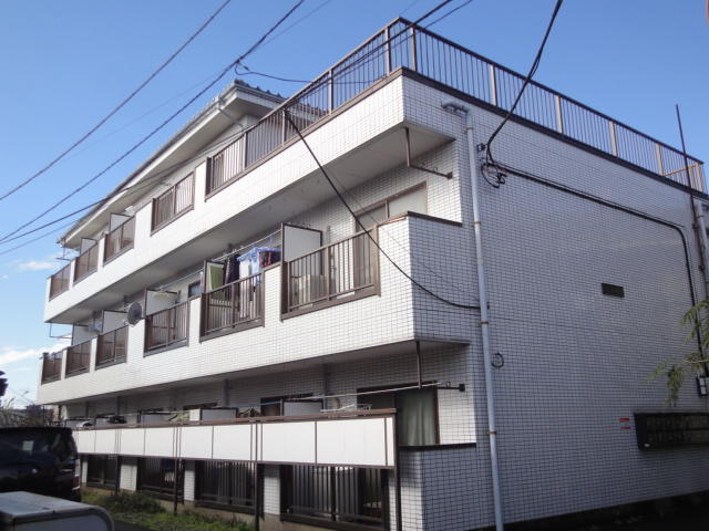 白いタイル張りの建物です。