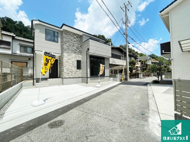 宝塚市売布　第2期　新築一戸建ての前面道路含む現地写真|周辺は閑静な住宅街！前面道路広々で車の出し入れも便利です。駐車が苦手な方でも安心して車庫入れできます！