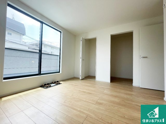 宝塚市売布　第2期　新築一戸建ての洋室|寝室は心地よい眠りについてもらいたくて、シンプルかつ開放的な空間な設計にしています！大きな窓から差し込む日が心地いいです♪