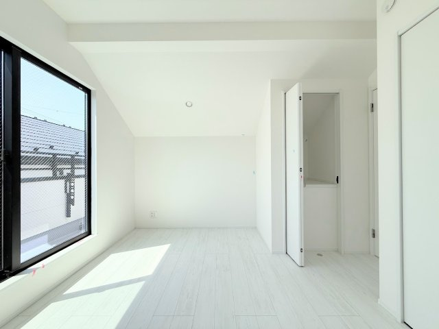 金沢区富岡東1丁目　新築戸建て　第3の洋室|◆室内はいつも明るい印象なので気持ちの良い朝を迎えられます。各部屋にはクローゼットを完備しており、収納が多いお家はすっきりして快適空間です。