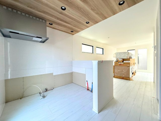 金沢区富岡東1丁目　新築戸建て　第3のその他|◆動きに無駄がなくなるL字型を採用。リビングの様子を見ながら効率よく料理もできる賢いキッチンです。食洗機や浄水器などあると嬉しい設備も完備しています。