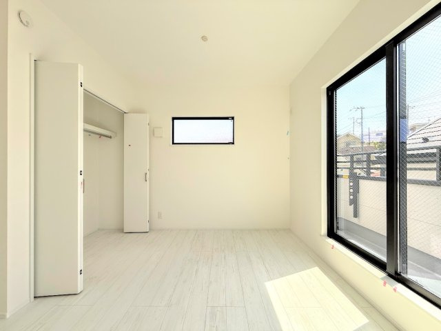 金沢区富岡東1丁目　新築戸建て　第3の洋室|◆柔らかい陽光が差し込む明るいお部屋を演出する設計。彩光の取れる窓が気持ちの良いお部屋を創り上げます。
