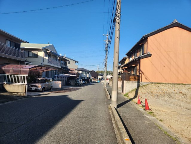 常滑市原松町２丁目　B区画の前面道路含む現地写真|前面道路との高低差の無い駐車スペースを作れる様に造成してあります。現地見学や、詳細の資料をお渡しできます。建築時の設計プランも立てやすく、間取づくりもスムーズに進められます