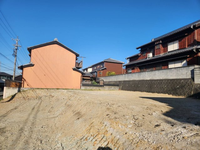 常滑市原松町２丁目　B区画の外観|前面道路との高低差の無い駐車スペースを作れる様に造成してあります。現地見学や、詳細の資料をお渡しできます。建築時の設計プランも立てやすく、間取づくりもスムーズに進められます