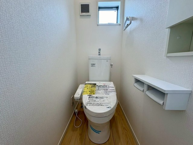 高知市中須賀町第1　3号棟新築戸建てのトイレ|手洗い付き＆収納棚付きで使いやすい、清潔感あふれるトイレ