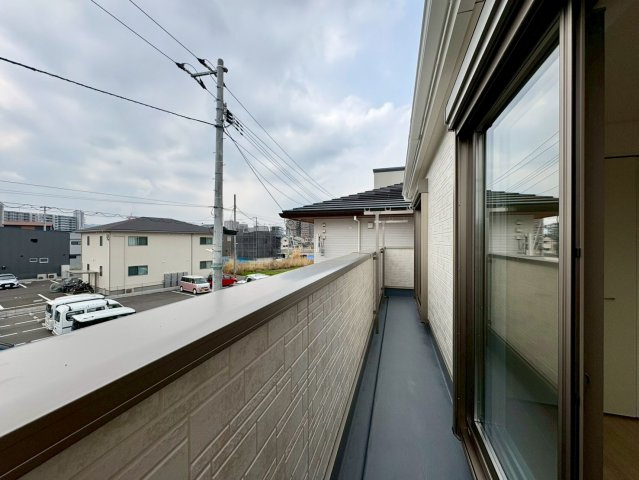 高知市中須賀町第1　3号棟新築戸建てのバルコニー|風通しの良いバルコニーで、気持ちよくお洗濯できる空間