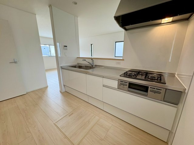 高知市中須賀町第1　3号棟新築戸建てのキッチン|一直線で作業しやすいシステムキッチン。リビングを見渡せる安心設計