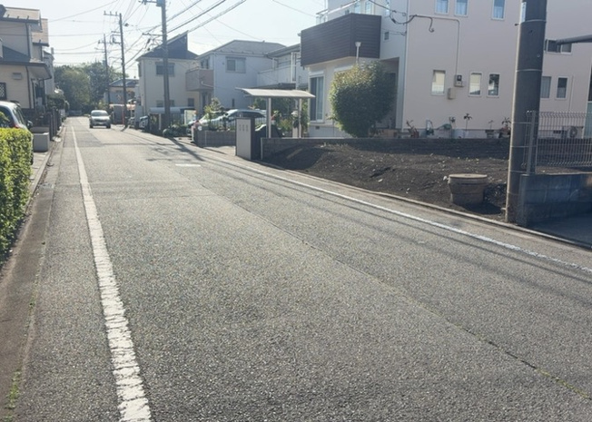 【外観】 | 土地の形が極端に長細かったり、狭小地、あるいは道路との高低差がある傾斜地だった場合、後々売ろうとしても買い手がつかない場合もあります。後々、売却することになった時に価値の下がらない土地を選びましょう。