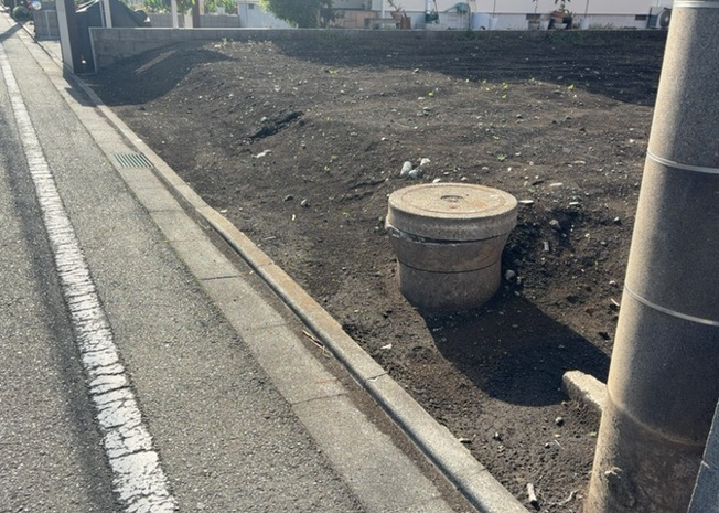 【外観】 | 家を建てる場合、方位は要チェックです。現実的に日当たりのよい家ならばリビングは南側、建築基準法でも北側に当たる家への配慮は求められています。土地を見学に行く際は、方位磁針を持って行くようにしましょう。