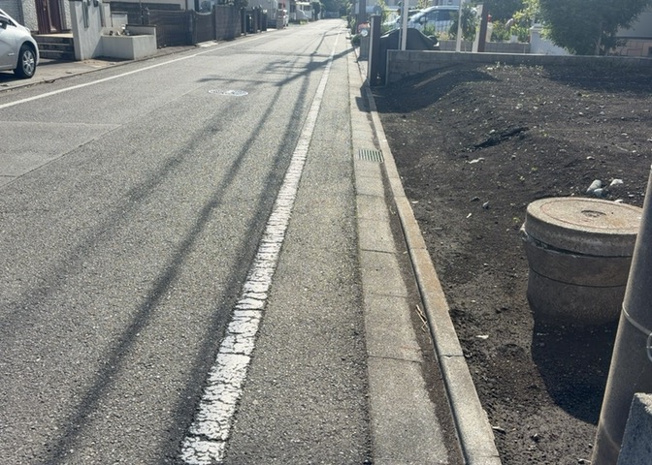 【外観】 | 土地を買う際、住む地域の自治体や福祉の補助制度にも注目してみましょう。子供や老人の医療補助やゴミ出しのルールなど、自治体によってルールに大きな違いがあるため、暮らしやすい土地で判断するとよいでしょう。