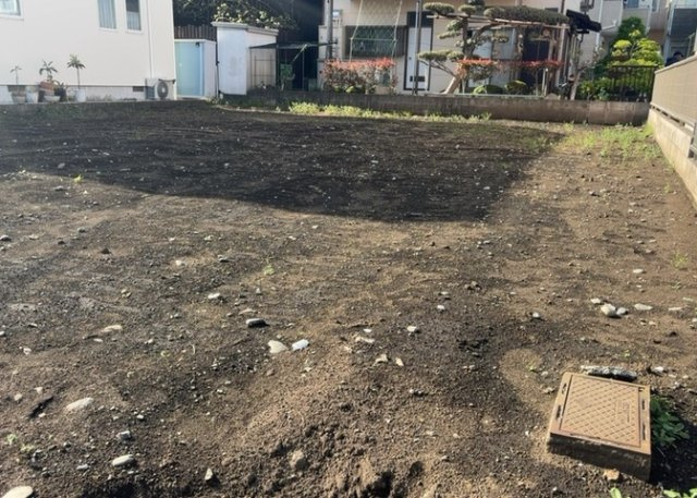 【外観】 | 土地の前の道路に消火栓が設置されていることがあります。この場合、道路交通法第45条第1項により、駐車禁止の場所が指定されています。そのため、車庫などの駐車スペースをつくることができない場合があります。