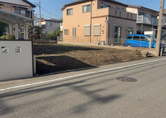 【外観】 | 現地に行くなら、物件の周囲の地形がどうなっているかを見ることも大切です。周辺より低くなっている土地では、大雨などで水が集まりやすいため、地盤が弱くなっているということも考えられるため、注意が必要です。