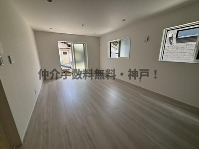 【居間・リビング】 | 神戸市須磨区高尾台　新築戸建1号地　仲介手数料無料！ | こちらのリビングで趣味の時間をお楽しみください