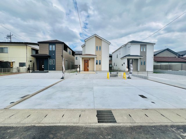 前橋市広瀬町3丁目の前面道路含む現地写真|敷地広々で駐車スペースも３台以上可能♪