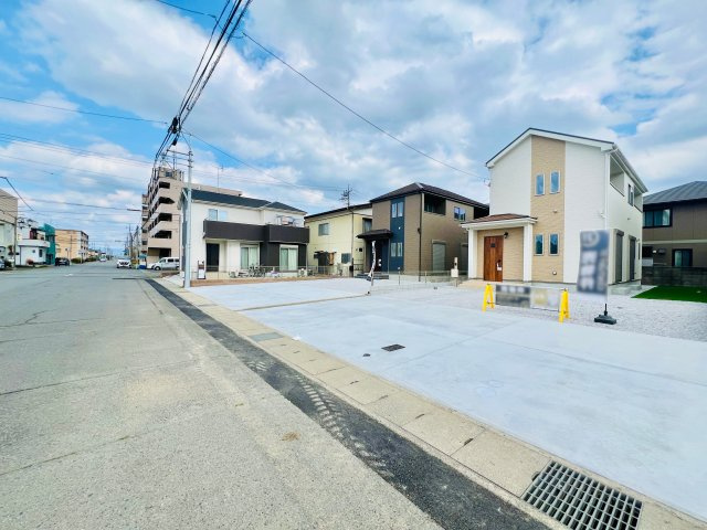 前橋市広瀬町3丁目の前面道路含む現地写真|間口も広く駐車も楽々♪