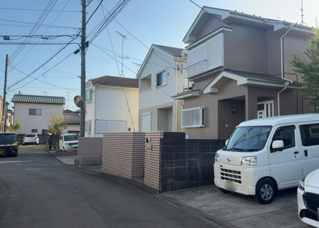 【外観】 | 土地の形が極端に長細かったり、狭小地、あるいは道路との高低差がある傾斜地だった場合、後々売ろうとしても買い手がつかない場合もあります。後々、売却することになった時に価値の下がらない土地を選びましょう。