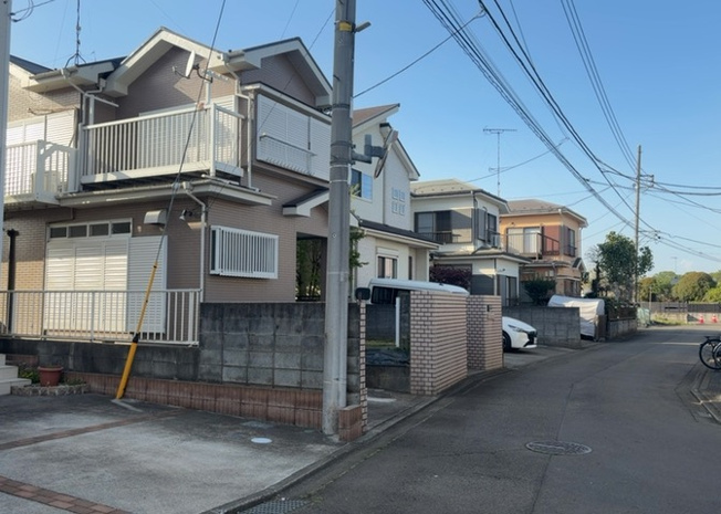 【外観】 | 現地に行くなら、物件の周囲の地形がどうなっているかを見ることも大切です。周辺より低くなっている土地では、大雨などで水が集まりやすいため、地盤が弱くなっているということも考えられるため、注意が必要です。