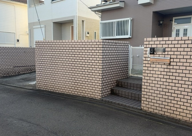 【外観】 | 人が暮らすうえで日光は大切な要素となります。日当たりの良さは譲れないポイントですね。併せて近くに大きな建築物の建築予定がないか、あるいはそれが可能な土地が近くにないか事前に確認することもお勧めします。