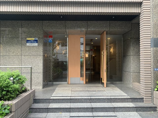 プライムアーバン目白のエントランス