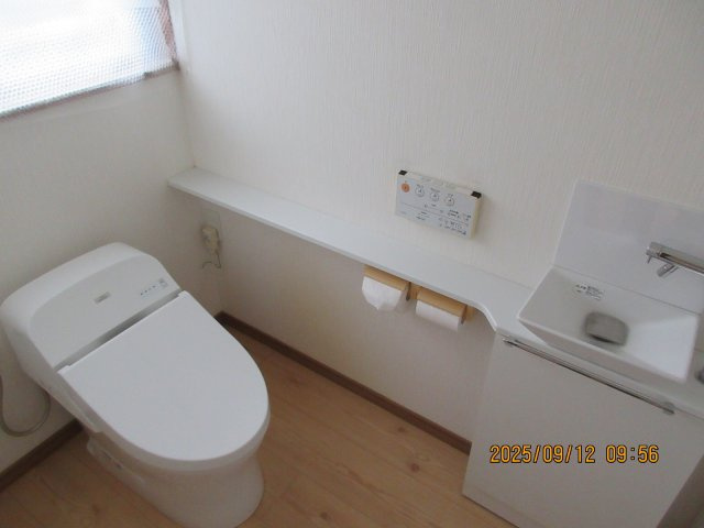 北茨城市磯原町の中古住宅　９DK豪華な邸宅と日本庭園！陽当たり良好！閑静な住宅地  不動産プラスのトイレ|リフォーム済のカウンター手洗い付きのトイレです。トイレはタンクレスになります。