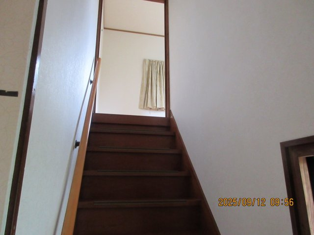 北茨城市磯原町の中古住宅　９DK豪華な邸宅と日本庭園！陽当たり良好！閑静な住宅地  不動産プラスの設備|こちらは増築した２階につながる階段の写真です。