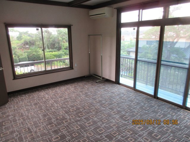 北茨城市磯原町の中古住宅　９DK豪華な邸宅と日本庭園！陽当たり良好！閑静な住宅地  不動産プラスの洋室|こちらは増築した２階の部屋から南面の庭園を臨んだ写真です。