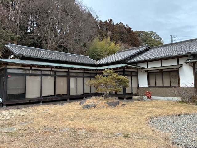 北茨城市磯原町の中古住宅 ９DK豪華な邸宅と日本庭園！陽当たり良好！閑静な住宅地  不動産プラスの庭|南東側からの写真になります。屋根の下屋部分は銅板張りと豪華な造りです。大工さんの手が入った入母屋造りが特徴です。近年の建築様式とは違った重厚な造りはご確認いただきたいポイントです。