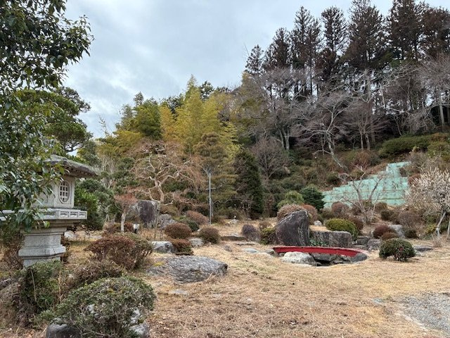 北茨城市磯原町の中古住宅 ９DK豪華な邸宅と日本庭園！陽当たり良好！閑静な住宅地  不動産プラスの庭|庭園南側をご覧ください。西側の斜面を考慮した和風庭園が品良くまとまっています。和風庭園がお好きな方にはご覧いただきたいポイントです。