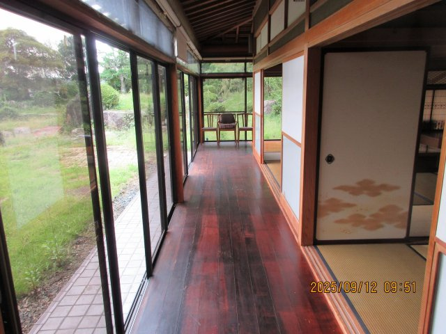 北茨城市磯原町の中古住宅　９DK豪華な邸宅と日本庭園！陽当たり良好！閑静な住宅地  不動産プラスの展望|南側廊下から庭園を臨みました。職人さんの技が光る通し和室の雰囲気をご確認ください。