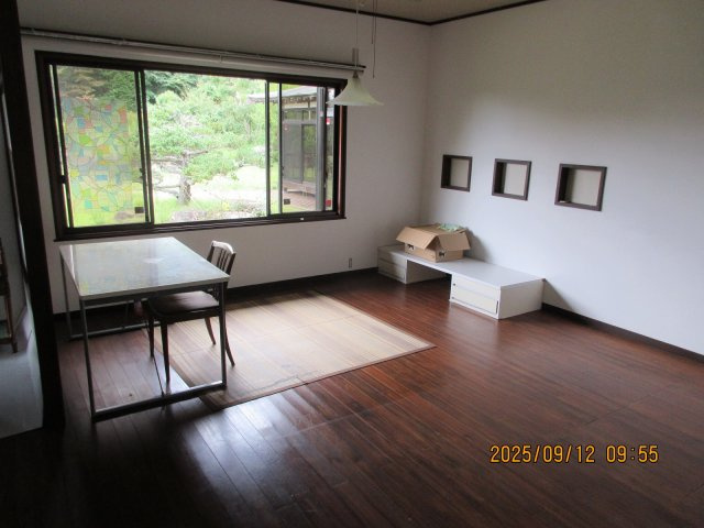 北茨城市磯原町の中古住宅 ９DK豪華な邸宅と日本庭園！陽当たり良好！閑静な住宅地  不動産プラスの居間・リビング|広々としたリビング写真です。家具の配置など工夫が出来そうです。床はリフォーム済です。