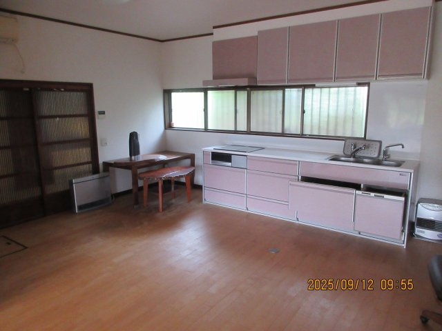 北茨城市磯原町の中古住宅　９DK豪華な邸宅と日本庭園！陽当たり良好！閑静な住宅地  不動産プラスの居間・リビング|キッチンです。タカラのホーローキッチンにリフォーム済です。IHクッキングヒーターに食洗器を備えた豪華な仕様となっています。
