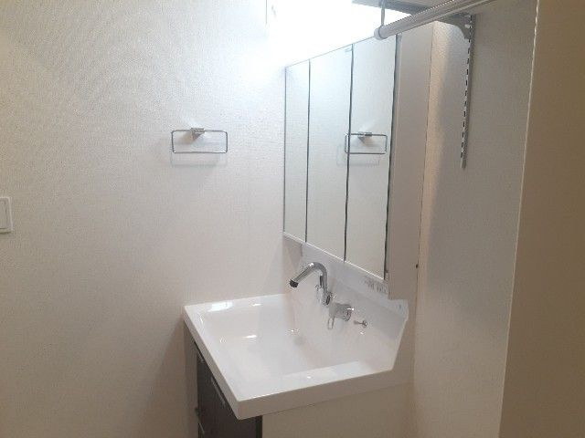 エスポワールⅡの洗面所|ゆったりとスペースのある洗面所