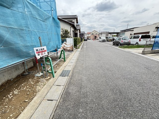 知立市八橋町的場83番地1『仲介手数料無料』新築戸建ての前面道路含む現地写真