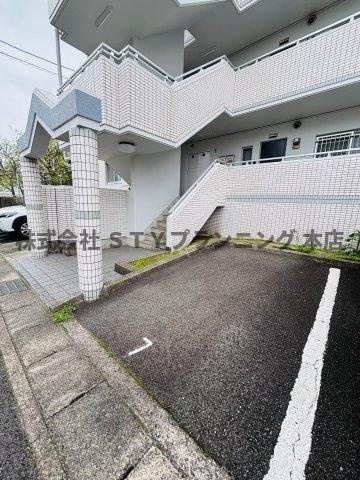 仲介手数料0円！ロイヤルサンコー(A棟)の駐車場