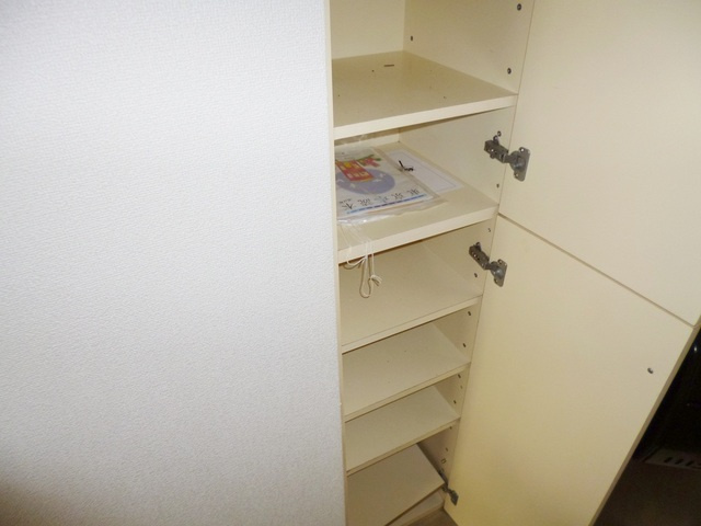 サンフラットの玄関|下駄箱付いてます。