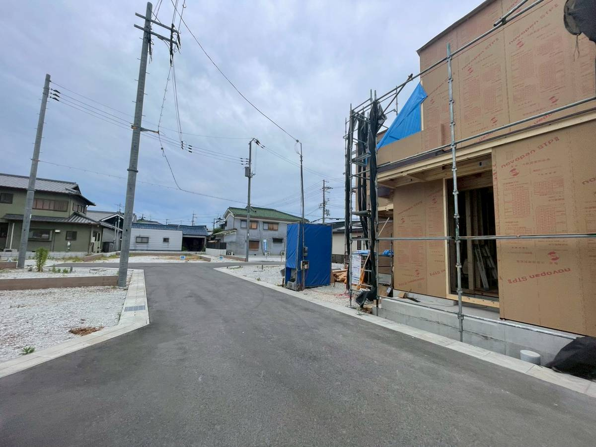ハピレハウス三宅の前面道路含む現地写真|大阪市内へのアクセスがよく、堺市内などへのお車利用も便利。また、給食費無償化や医療費補助の拡充など、子育て支援制度も充実。交通利便、生活環境、子育てなど、多方面で魅力的な住環境です。
