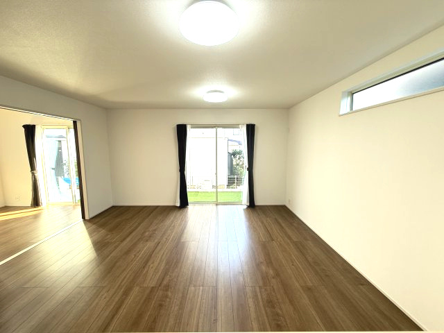 ハートフルタウン前橋市青柳町431番　A号棟の居間・リビング|カウンターキッチンなのでお料理をしながら会話もできます。
夕食の支度をしながら、お子様の様子も見られて自然と会話も増えますよ♪