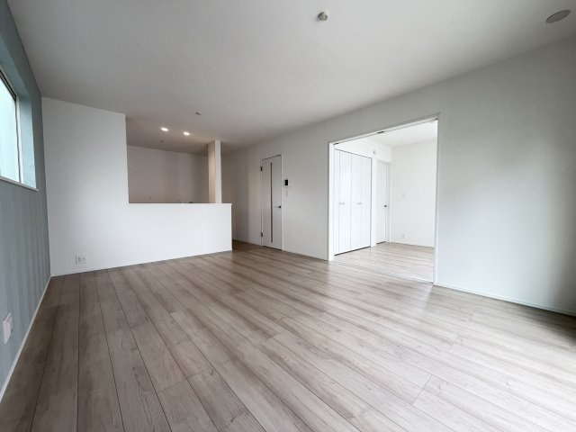 ハートフルタウン前橋市青柳町431番　A号棟の居間・リビング|カウンターキッチンなのでお料理をしながら会話もできます。
夕食の支度をしながら、お子様の様子も見られて自然と会話も増えますよ♪