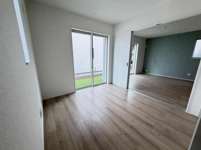 ハートフルタウン前橋市青柳町431番　A号棟の居間・リビング|和室とリビングの一体利用で20.5帖の広々空間になりますよ！
